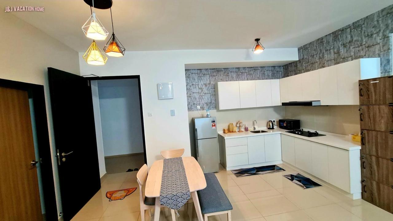 J&J Vacation Home@Novo8 Residence Kampong Tambak Eksteriør bilde
