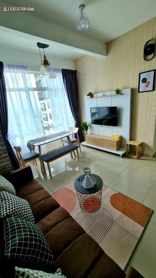 J&J Vacation Home@Novo8 Residence Kampong Tambak Eksteriør bilde