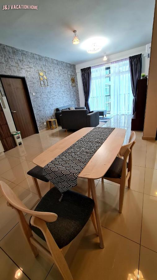 J&J Vacation Home@Novo8 Residence Kampong Tambak Eksteriør bilde