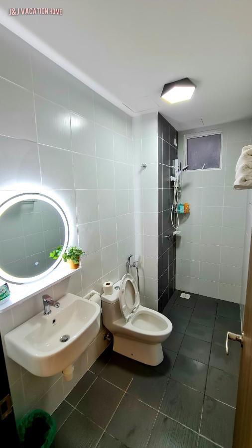 J&J Vacation Home@Novo8 Residence Kampong Tambak Eksteriør bilde